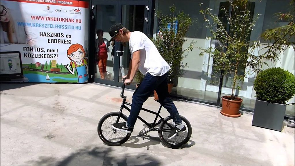 Kun Ádám flatland BMX-világbajnok bemutatója Szegeden a Tiszavirág Hotel udvarán