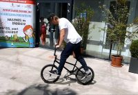 Kun Ádám flatland BMX-világbajnok bemutatója Szegeden a Tiszavirág Hotel udvarán