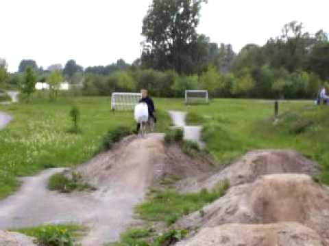 Lieger auf BMX Strecke