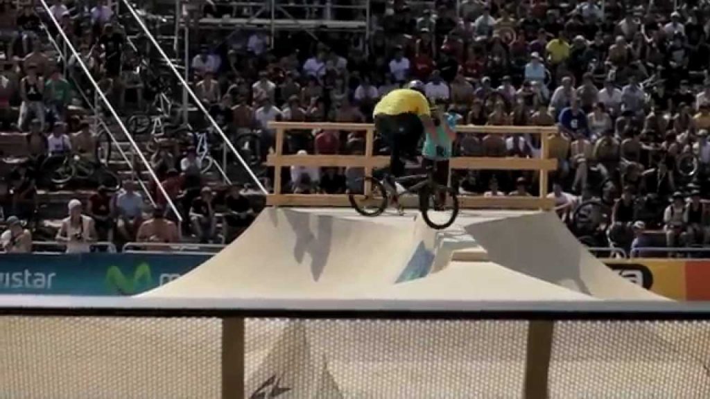 TOBIAS WICKE BMX TRICK AND GIRLS IN BARCELONA /bmx tricks