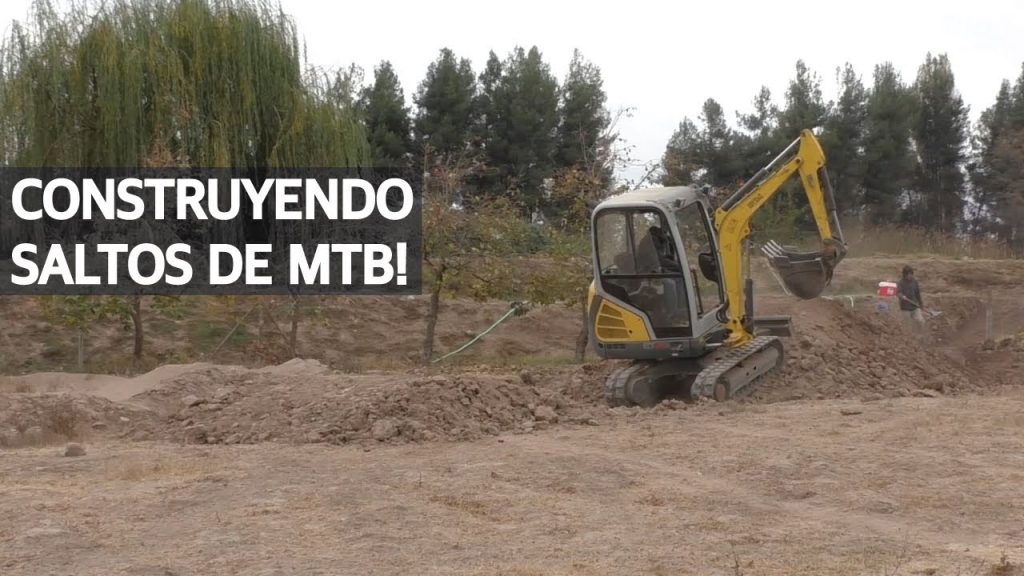 Trail Building - Construyendo Saltos de Mountain Bike con la Mini Excavadora!