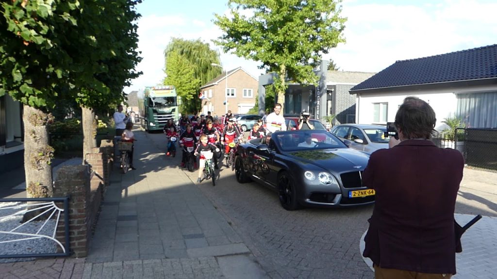 2019 08 10 Huldiging Twan van Gendt Wereldkampioen BMX 2019 4 inhalen door fanfare en bmx