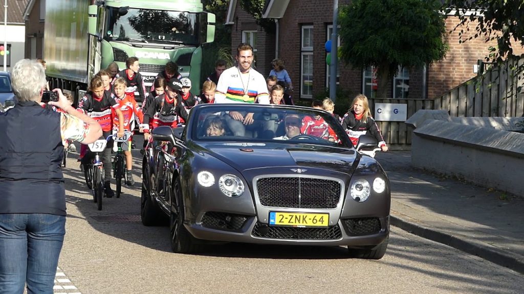2019 08 10 Huldiging Twan van Gendt Wereldkampioen BMX 2019 5 inhalen door fanfare en bmx