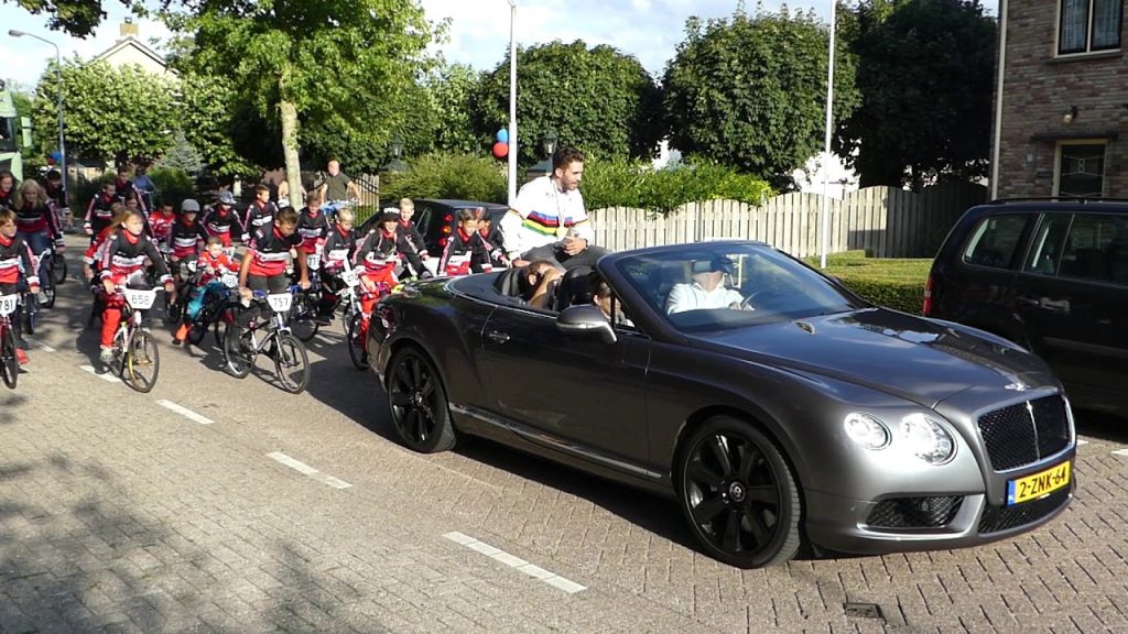 2019 08 10 Huldiging Twan van Gendt Wereldkampioen BMX 2019 3 inhalen door fanfare en bmx