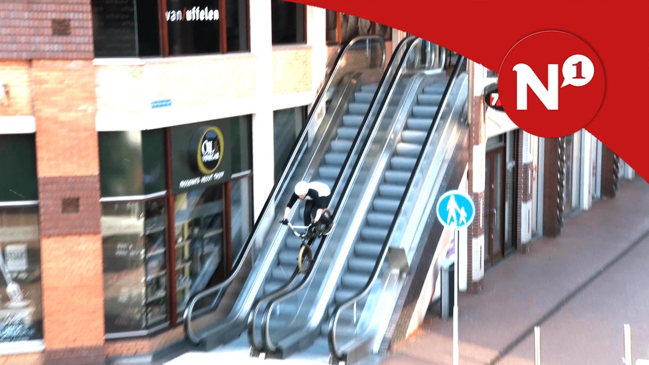 BMX'er schuift van roltrappen Marikenstraat