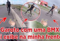 Garoto com uma BMX se exibe na minha frente Garoto com uma BMX se exibe na minha frente