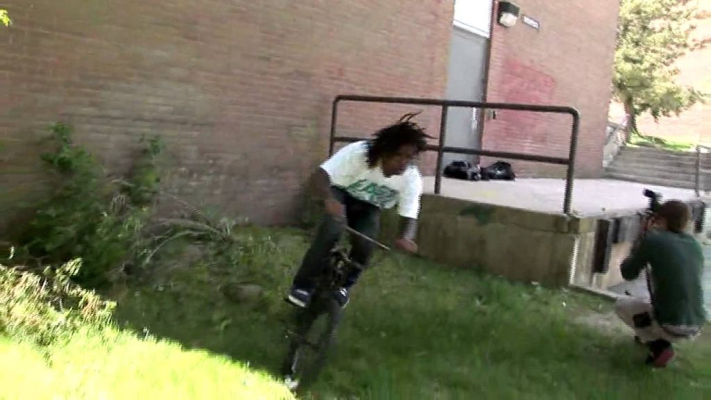 BMX STREET - BRAD SIMMS TOOTH 360 BMX TRICK