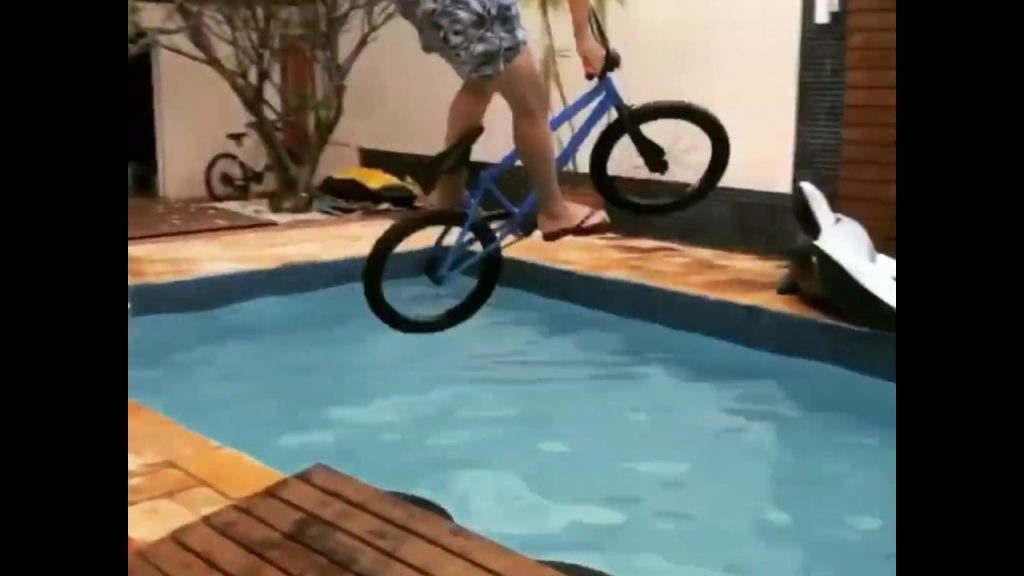 THIAGO REIS PULOU DE BMX NA PISCINA 😱