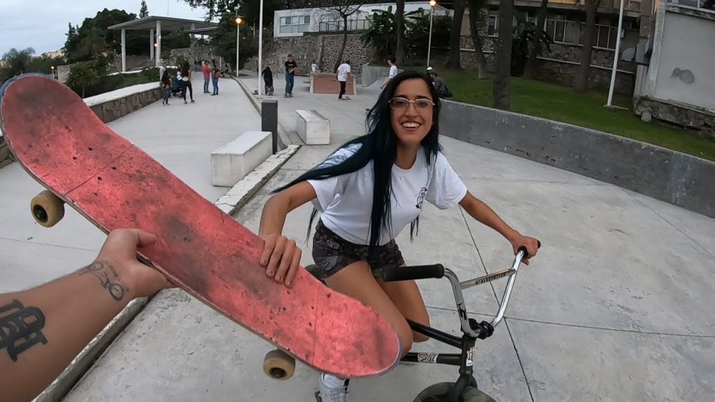 CHICA SKATE APRENDE SU PRIMER TRUCO EN BMX * Se Salió de Control *