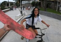 CHICA SKATE APRENDE SU PRIMER TRUCO EN BMX * Se Salió de Control *
