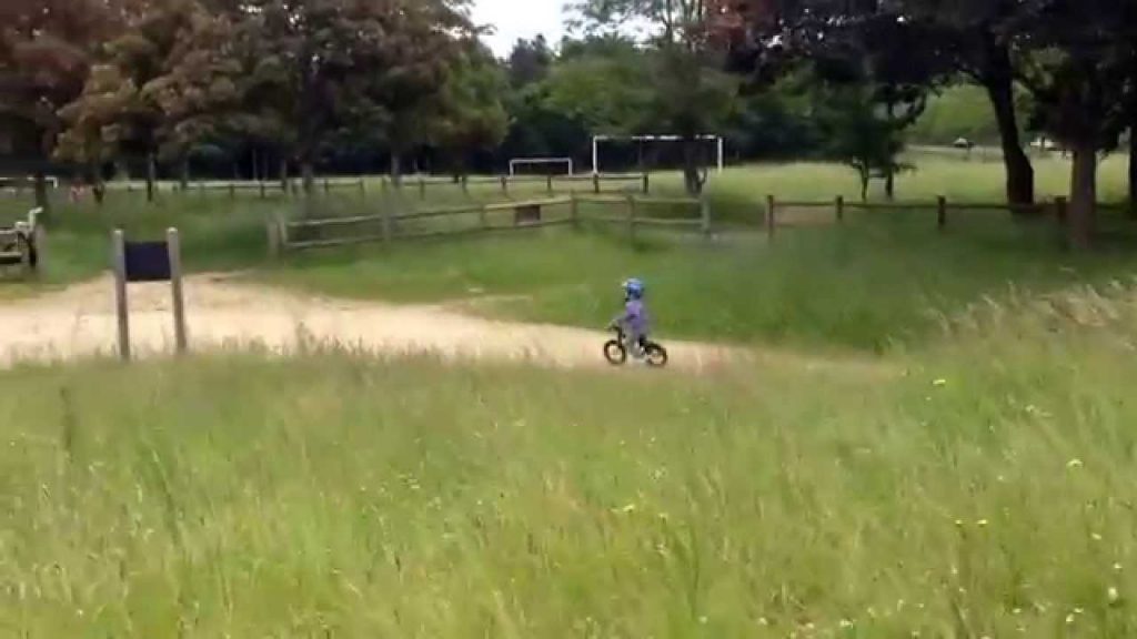 Essai draisienne Moustache bikes sur terrain de BMX, Mael 2 ans 1/2