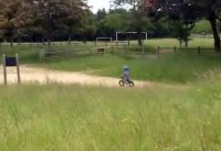 Essai draisienne Moustache bikes sur terrain de BMX, Mael 2 ans 1/2 Essai draisienne Moustache bikes sur terrain de BMX, Mael 2 ans 1/2