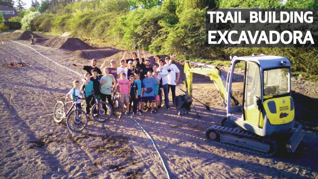Mini Excavadora Construyendo Saltos y Pump Track de Mountain Bike! Trail Building!