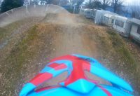 giro alla pista di bmx (video corto)