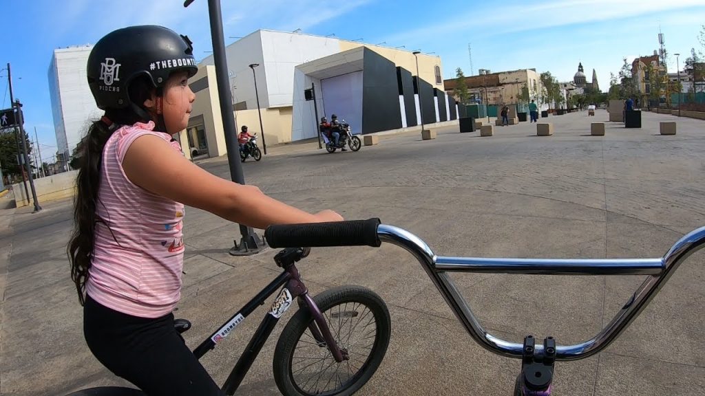 LE ENSEÑO A MI HIJA COMO PEDALEAR EN BMX POR LAS CALLES MAS