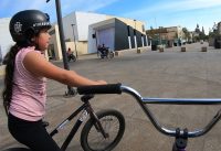 LE ENSEÑO A MI HIJA COMO PEDALEAR EN BMX POR LAS CALLES MAS