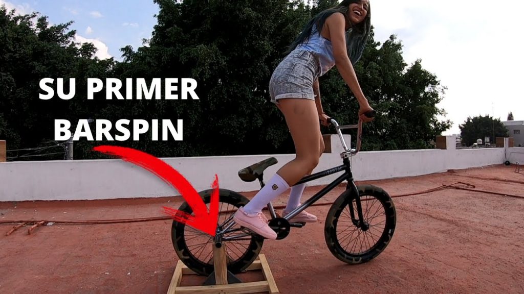 BASE PARA TRUCOS DE BMX EN CASA! *Ella Baja Su Primer Barspin*