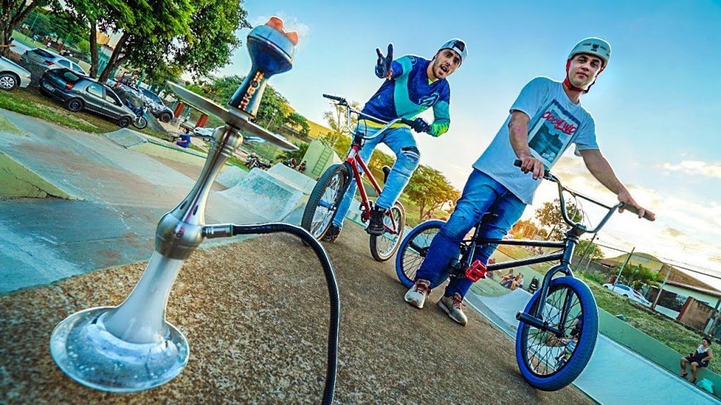 SURPREENDI MEUS AMIGOS NA PISTA DE BMX COM UM NARGUILÉ !! 😂
