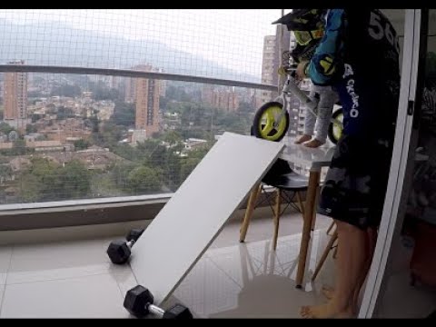 BMX RACE  en cuarentena con improvisada pista en casa.