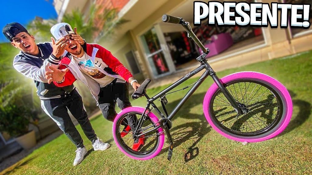 RENATO ME DEU O MELHOR PRESENTE PRA BMX Pneus Rosa !! *fui na pista* bike nervosa*